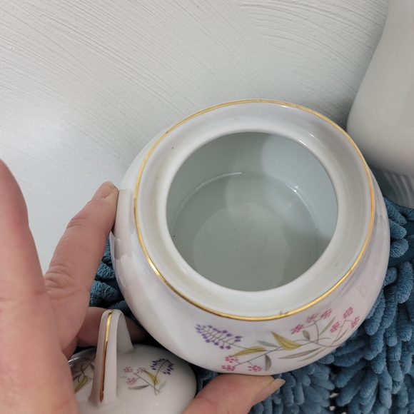 RARE. Bavaria Fine China Sugar and Creamer with Lid. Floral, White with Gold Set - Picture 7 of 16